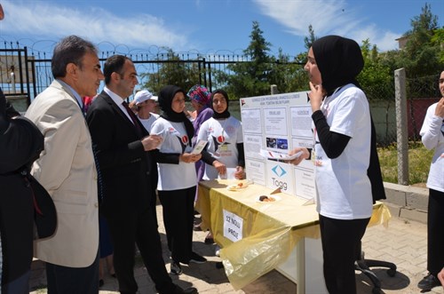 Kaymakamımız Abdullah YÜKSEL, Gürbüz Mahallesinde Düzenlenen Tübitak 4006 Bilim Fuarına Katıldı