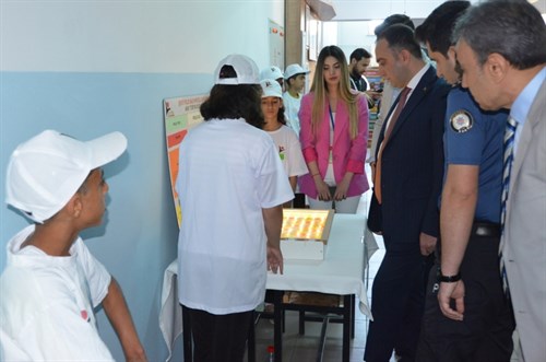 Kaymakamımız Abdullah YÜKSEL, Şehit Polis Salih Eroğlu Ortaokulu’nda Düzenlenen Tübitak 4006 Bilim Fuarına Katıldı
