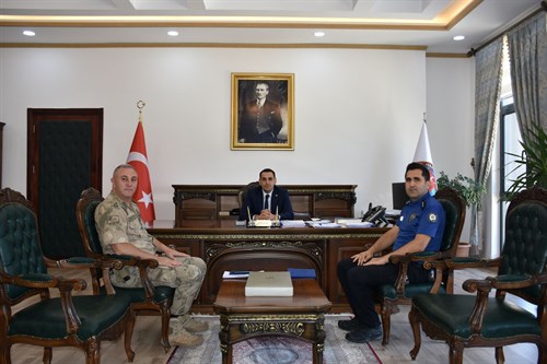 İlçe Jandarma Komutanı Ve İlçe Emniyet Amiri Kaymakamımız Sayın Mevlana KÜRKCÜ'ye veda Ziyaretinde Bulundular