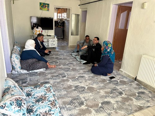 Kaymakamımız Sayın Mevlana KÜRKCÜ, Hane Ziyaretleri Kapsamında İlçemiz Merkez Mahallesinde Yaşayan Ailelerimize Ziyarette Bulundu