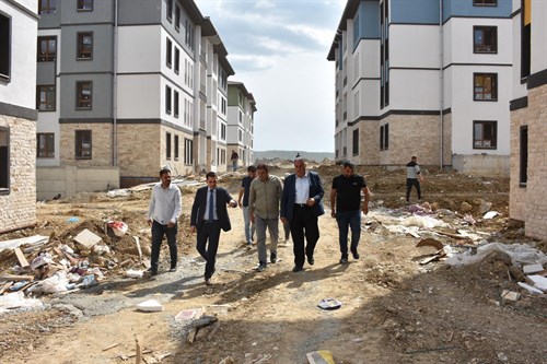 Kaymakamımız Sayın Mevlana KÜRKCÜ, İlçemizde Yapımı Devam Eden Toki Konutlarının İnşaatında İncelemelerde Bulundu